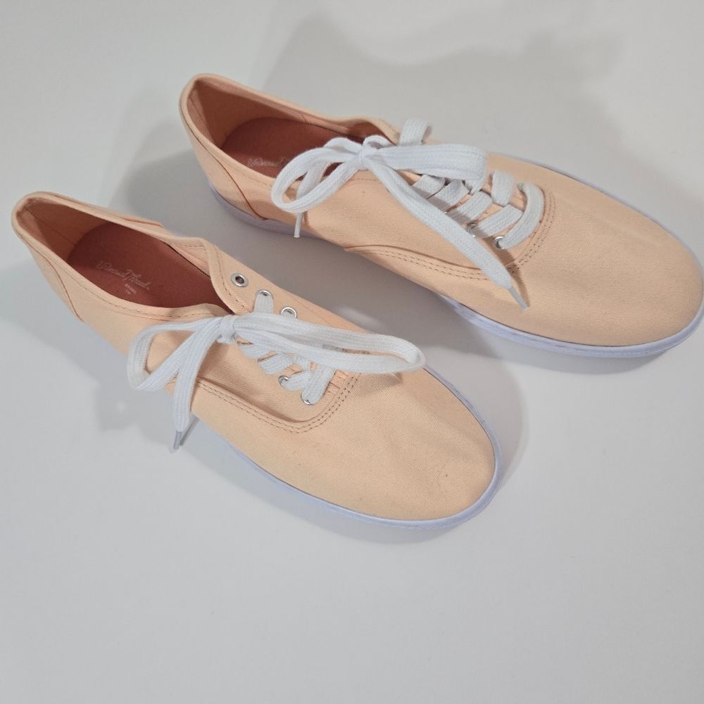 Universal Thread like new sneakers